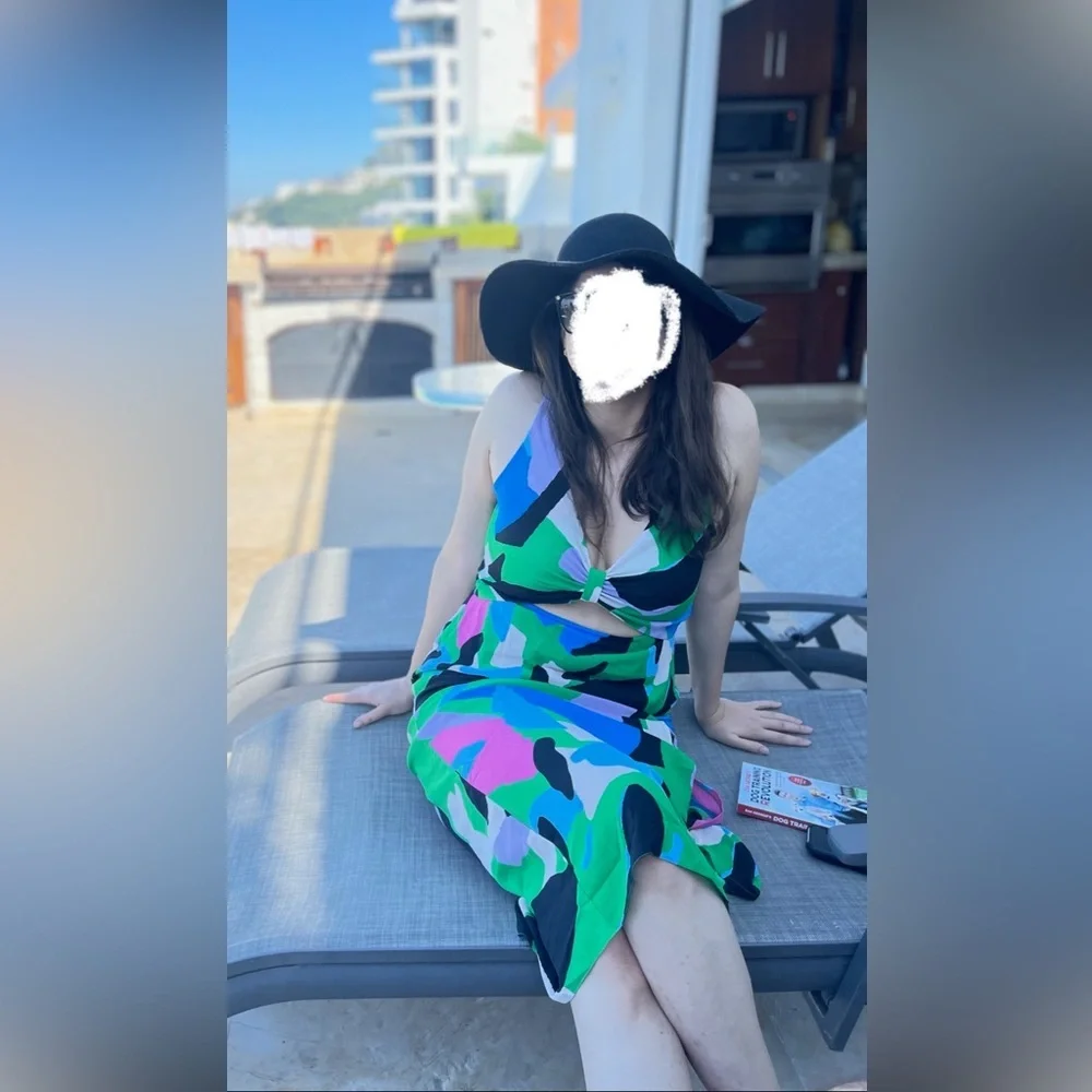 Stunning cut out dress with knot front and leg slit in bright abstract print - Picture 8 of 8